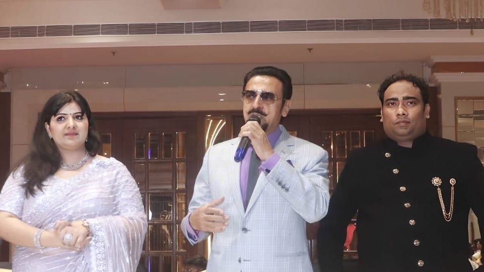 Bollywood actor Gulshan Grover arrived at Shine India show
