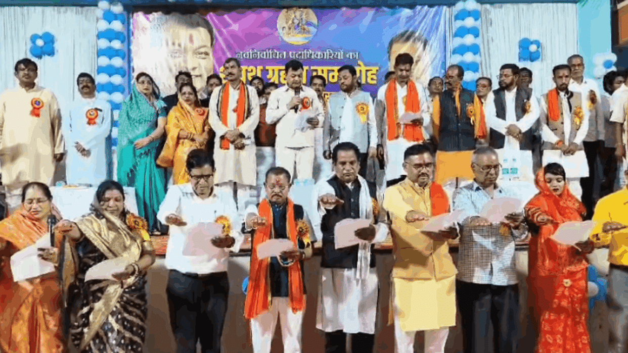 Minister Lakhan Lal Devangan arrived for oath taking ceremony In balod