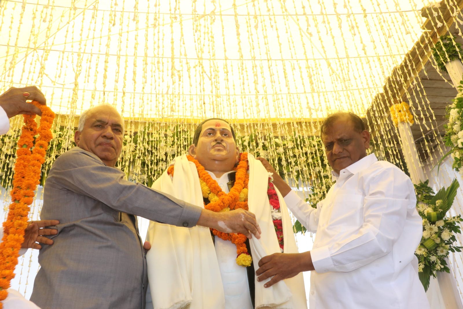Sitapur News: Former MLA Rampal Yadav's statue unveiled.