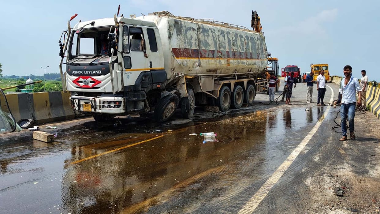 Kanpur Dehat: Oil laden truck overturned on Bara overbridge, diversion for nine hours