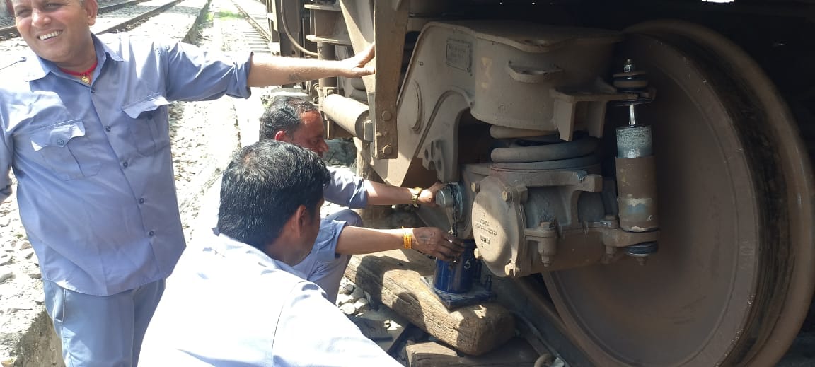 Roorkee News Lohit Express Train AC coach control arm bolt broken during Running
