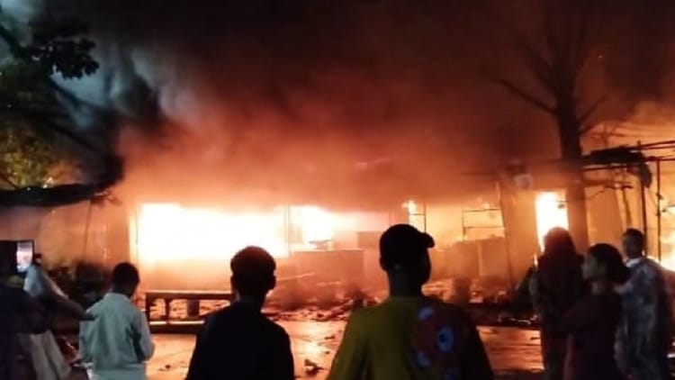 Aligarh: तारों में स्पार्किंग से दस दुकानों में एक करोड़ का सामान जला, दुकानदारों ने किया प्रदर्शन