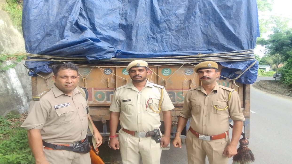 A truck loaded with wood was caught by forest department near Khatiyad Dam kangra
