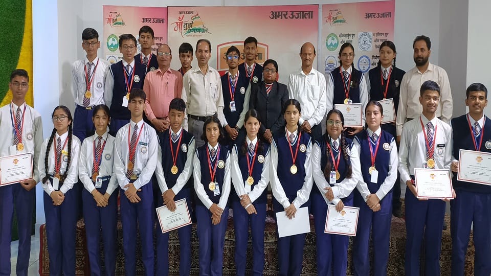 The faces of the meritorious students lit up after receiving the Bhavishya Jyoti Award.