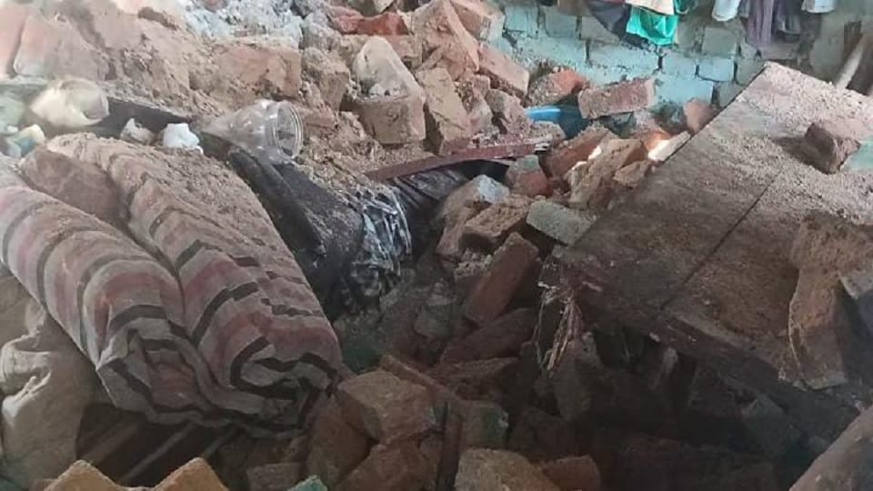 House suddenly collapses, one person dies after being buried under debris