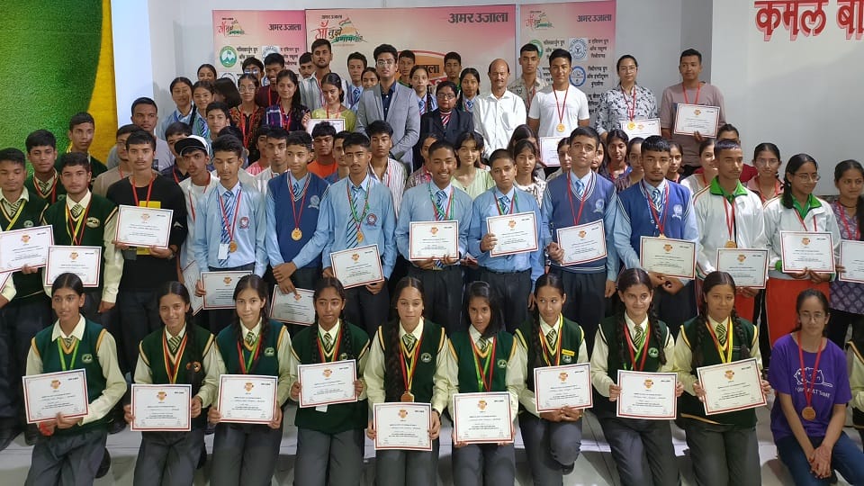 The faces of the meritorious students lit up after receiving the Bhavishya Jyoti Award.