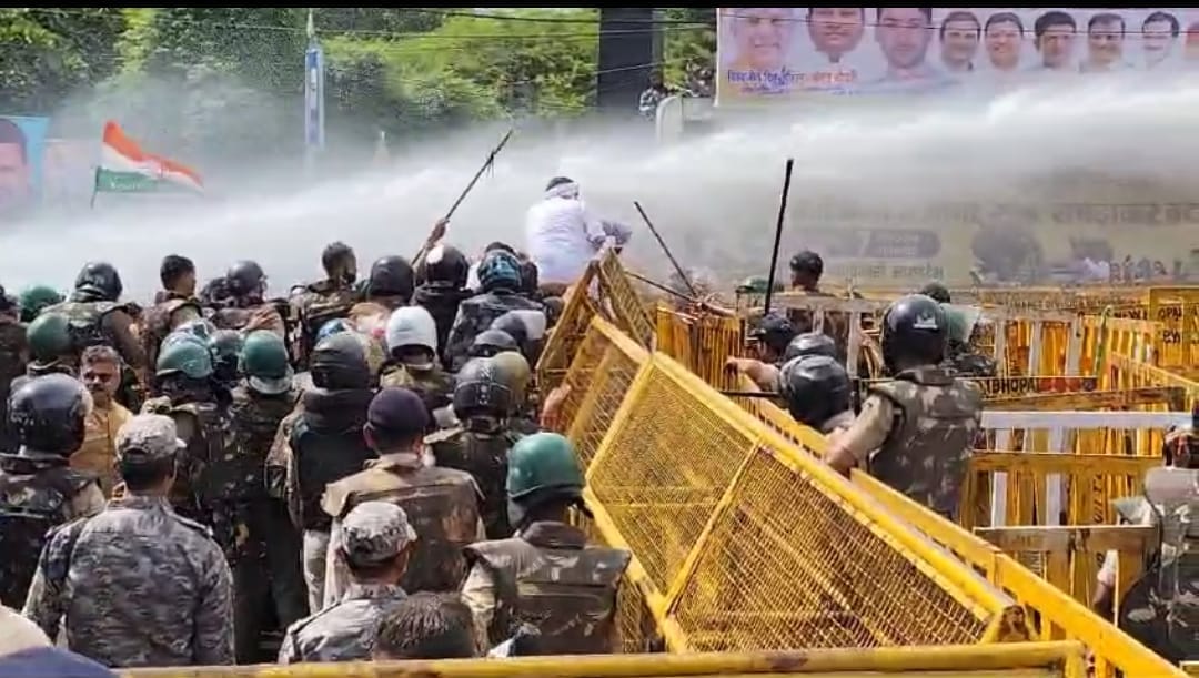 Youth Congress protests in Bhopal, police fired tear gas shells, used water cannon, Jeetu Patwari fell down