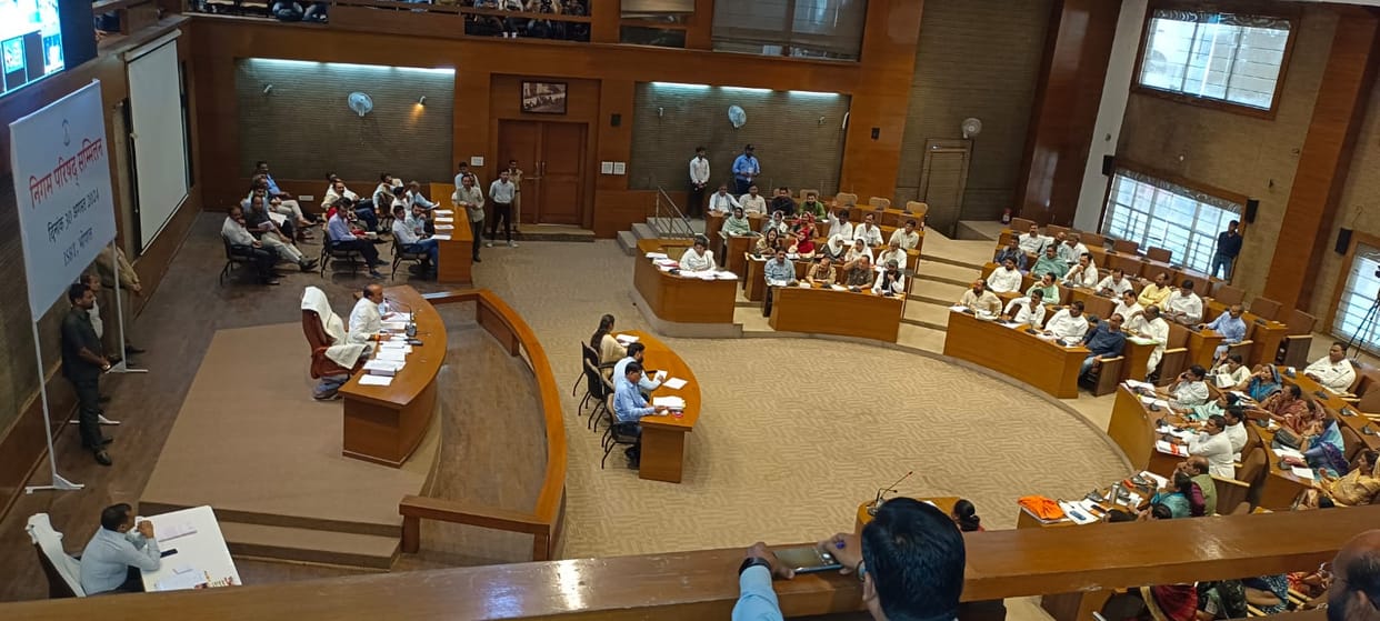 Uproar in the corporation meeting, proposal to rent out roofs of corporation buildings passed, parking tender