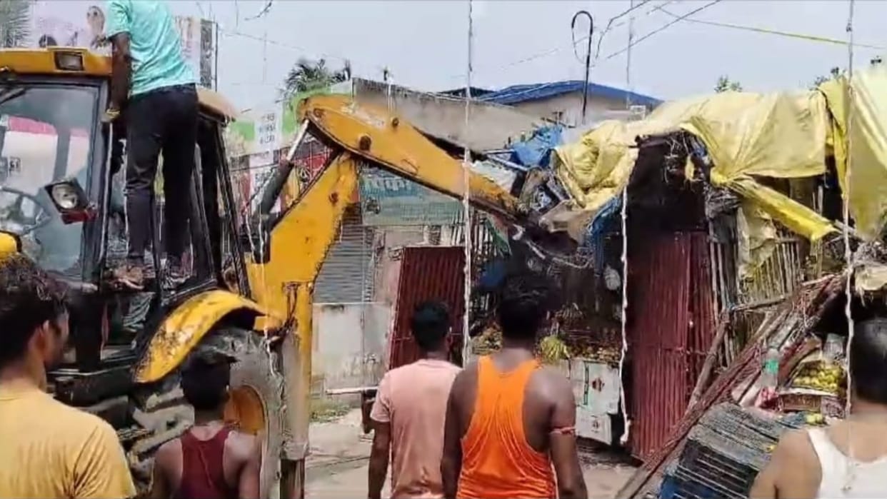 Bihar News: Bulldozer ran on encroachment in Darbhanga, district administration closed illegal bus stand