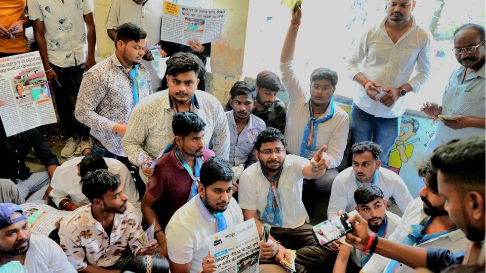 Bilaspur NSUI demonstrated by blowing fake notes if action is not taken