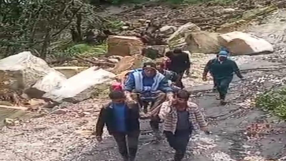 Villagers brought the sick person in a 15 km doli in bageshwar