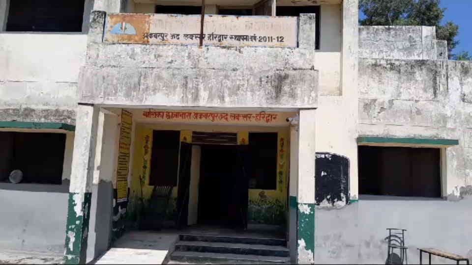 Roorkee News Two students missing from Kasturba Gandhi Residential Hostel at night under mysterious circumstan