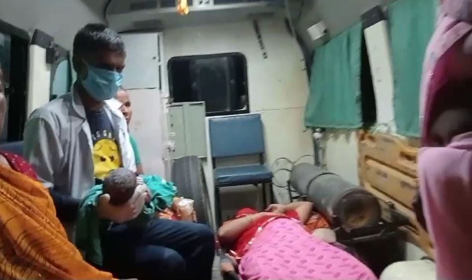 Kasganj: Woman gives birth to child in ambulance both mother and child safe