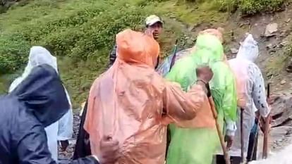 Hemkund Sahib: यात्रा मार्ग पर गदेरा उफान पर आने से फंसे 250 यात्री, SDRF ने रेस्क्यू कर निकाला Hemkund Sahib: 250 pilgrims stranded due to Gadera overflowing on the pilgrimage route, SDRF rescued them