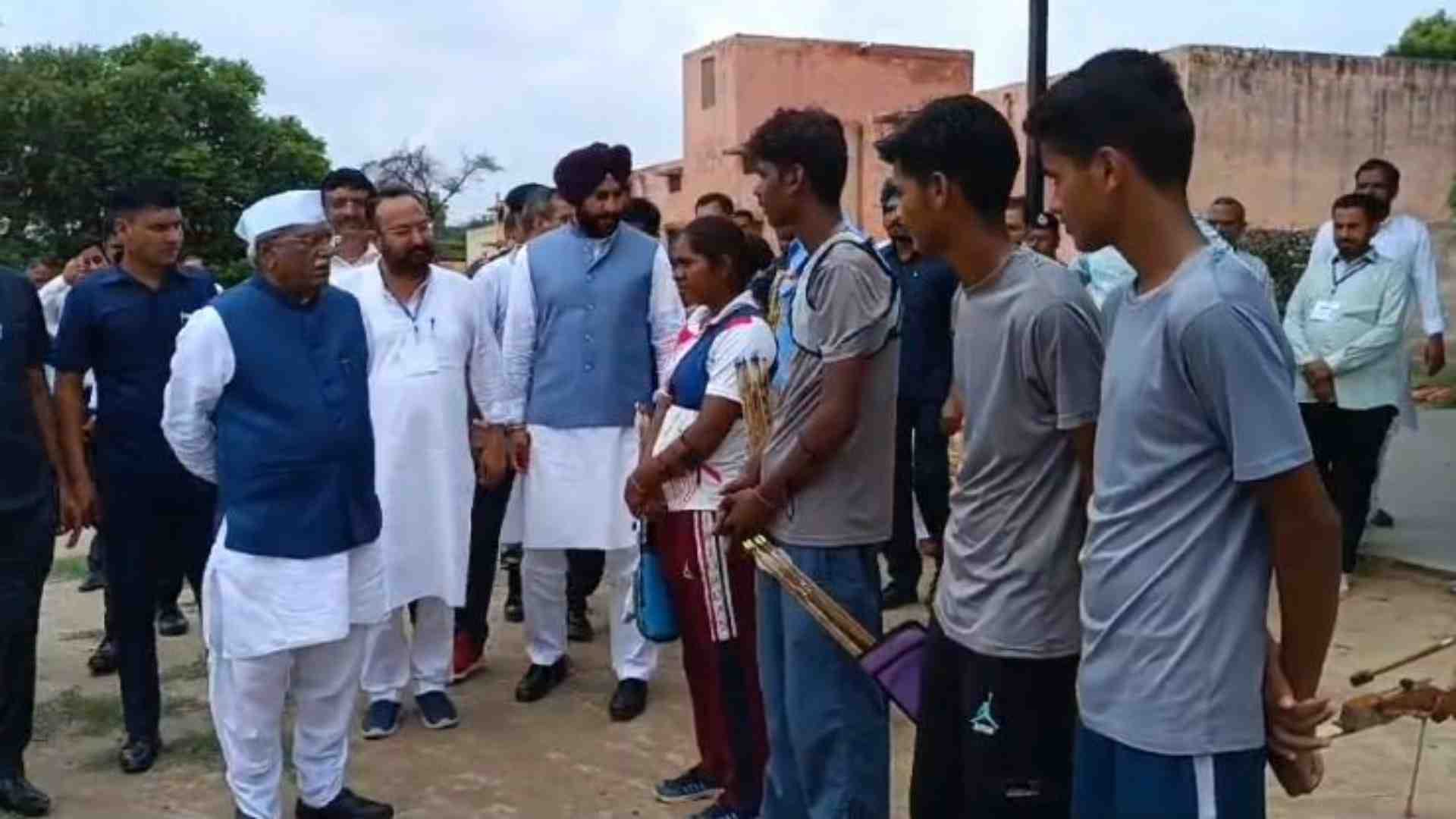 जवानों से मुलाकात करते राज्यपाल हरि भाऊ बागडे़।