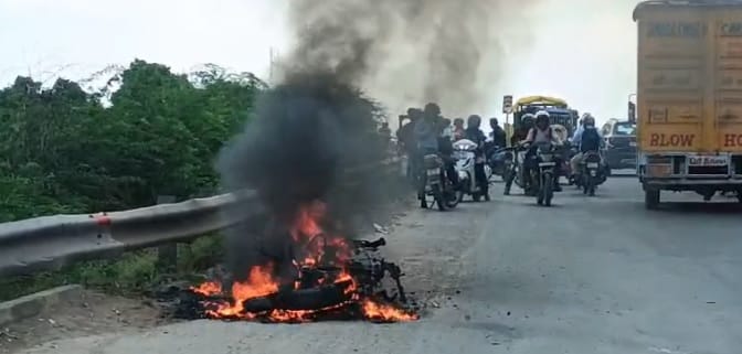 A short circuit caused a fire in a moving bike, father and son narrowly escaped, accident was averted