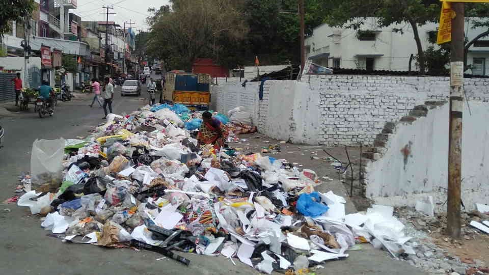 Dehradun News People are not afraid of warnings not worried about cameras still dump garbage in open