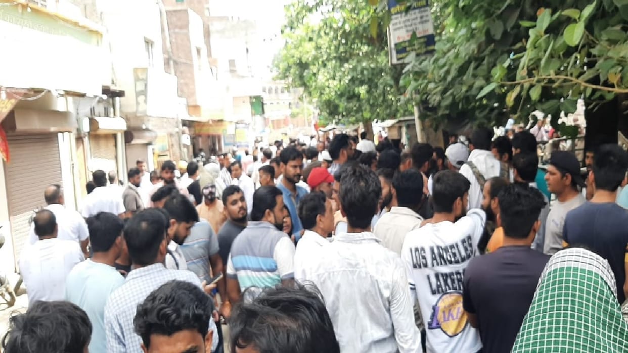 neck of cow was cut and placed under Triveni river In Hisar, people blocked Padav Chowk