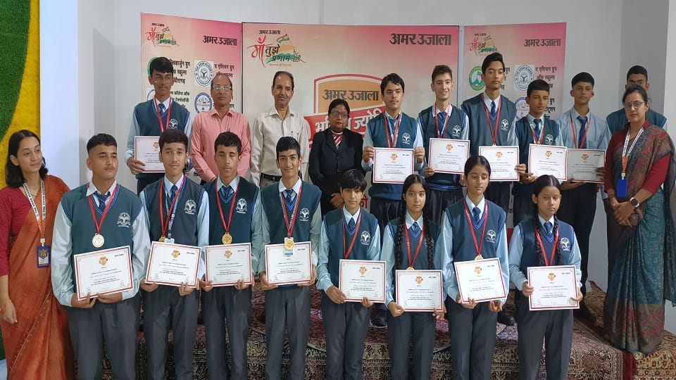 The faces of the meritorious students lit up after receiving the Bhavishya Jyoti Award.