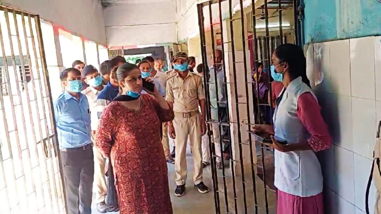 Motihari News: SDM Nisha Grewal did not find a single doctor in Bankatwa PHC during reality check