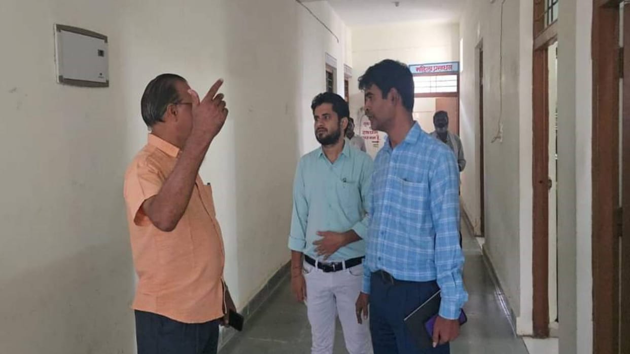 Chhatarpur News Suspended DEO was clearing files in office when collector team raided he ran away