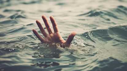 mother jumped into canal to save her son In Ayodhya divers rescued woman child is missing