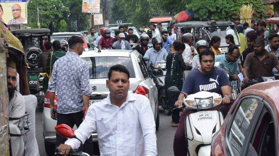 Meerut Schools on West End Road to Stagger Timings by 10 Minutes to Avoid Traffic Jam