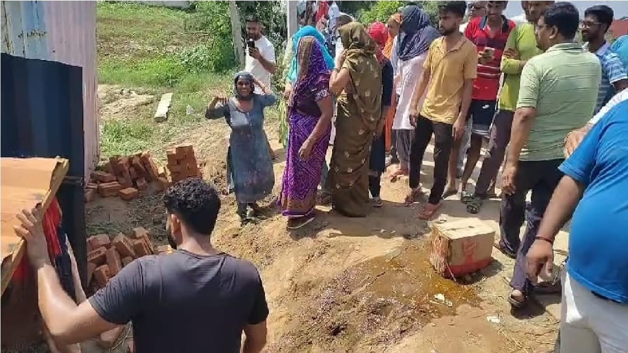 Villagers in Hansi protested against opening a new liquor shop
