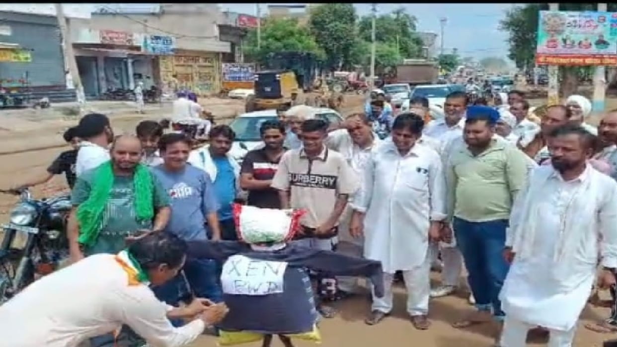 Case of irregularities in road construction in Fatehabad, angry people burnt effigy