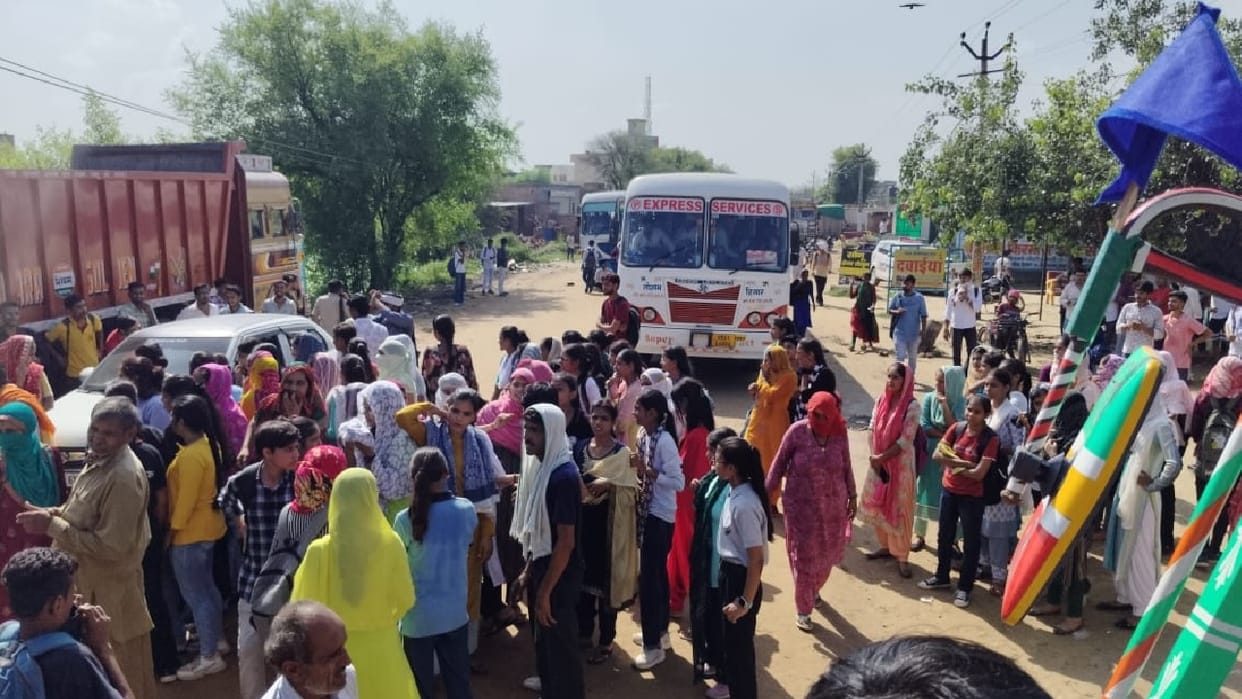 Students blocked road in Hisar due to bus problem, vehicles got stuck in three kilometer