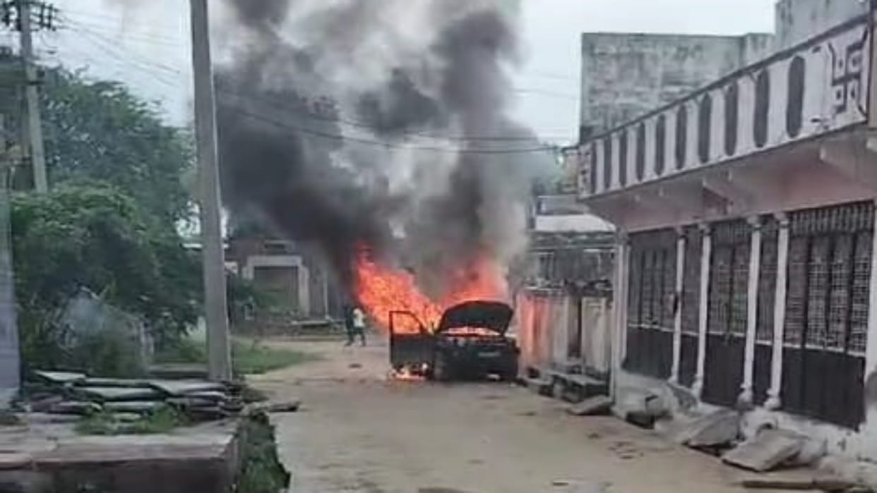 Chittorgarh: Dispute over taking gravel dumper without royalty, car of contract workers set on fire