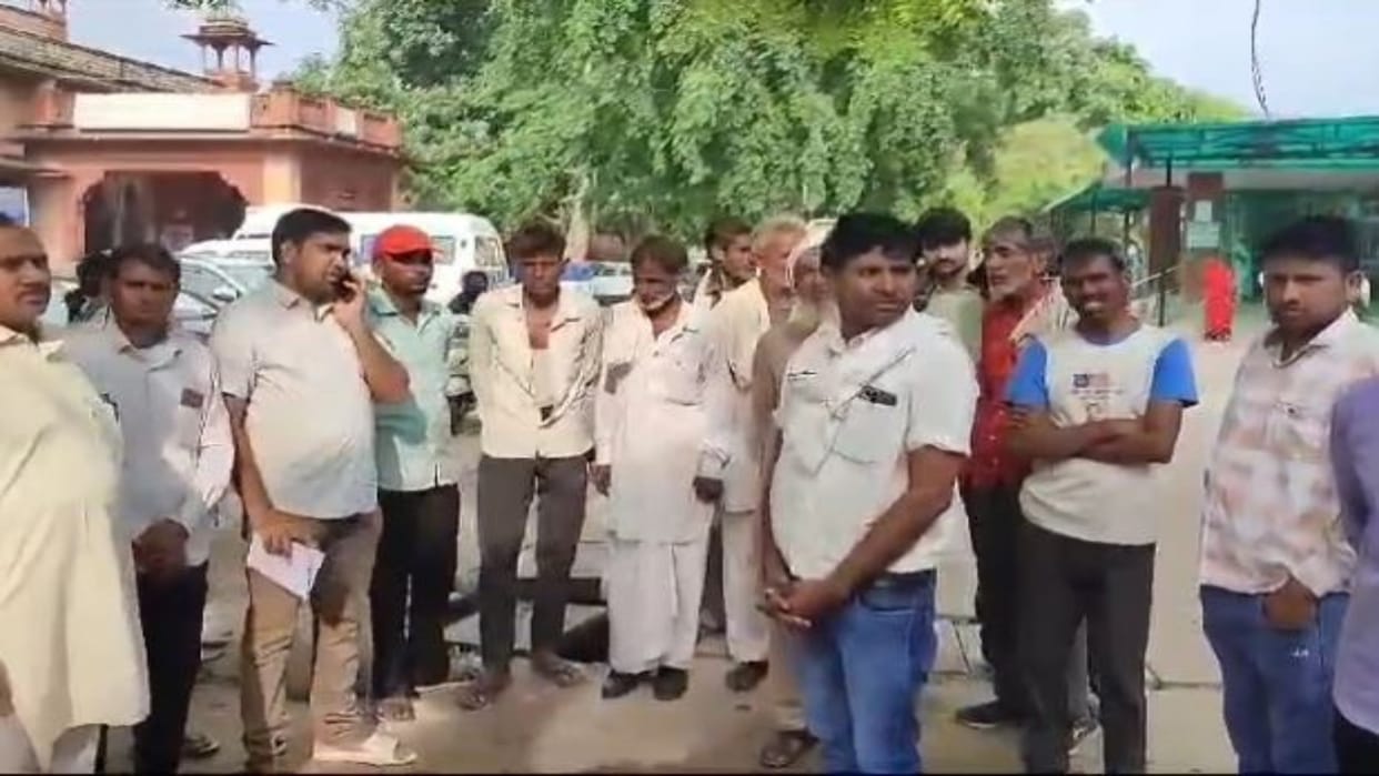 Alwar News: A pickup full of vegetables hits a bike rider, he dies on the way while being taken for treatment