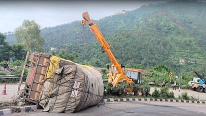 truck loaded with apples overturned on the national highway near Jabli, the driver was stuck inside