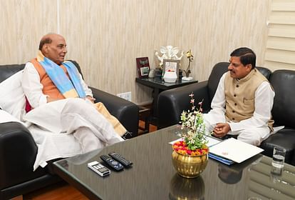 MP News: सीएम ने राजनाथ से दतिया और मुरैना को रक्षा औद्योगिक गलियारे में जोड़ने का किया अनुरोध MP News: CM requests Rajnath to connect Datia and Morena in Defense Industrial Corridor