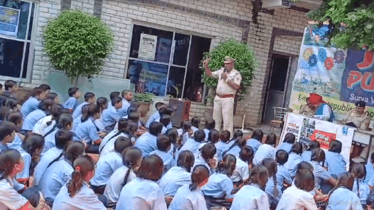 Faridabad School children were made aware about traffic in the program of Amar Ujala Foundation