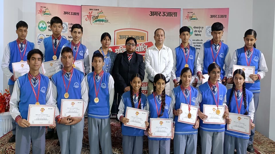 The faces of the meritorious students lit up after receiving the Bhavishya Jyoti Award.