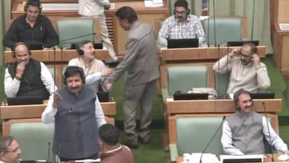 सदन में संबोधित करते हुए उप मुख्यमंत्री मुकेश अग्निहोत्री