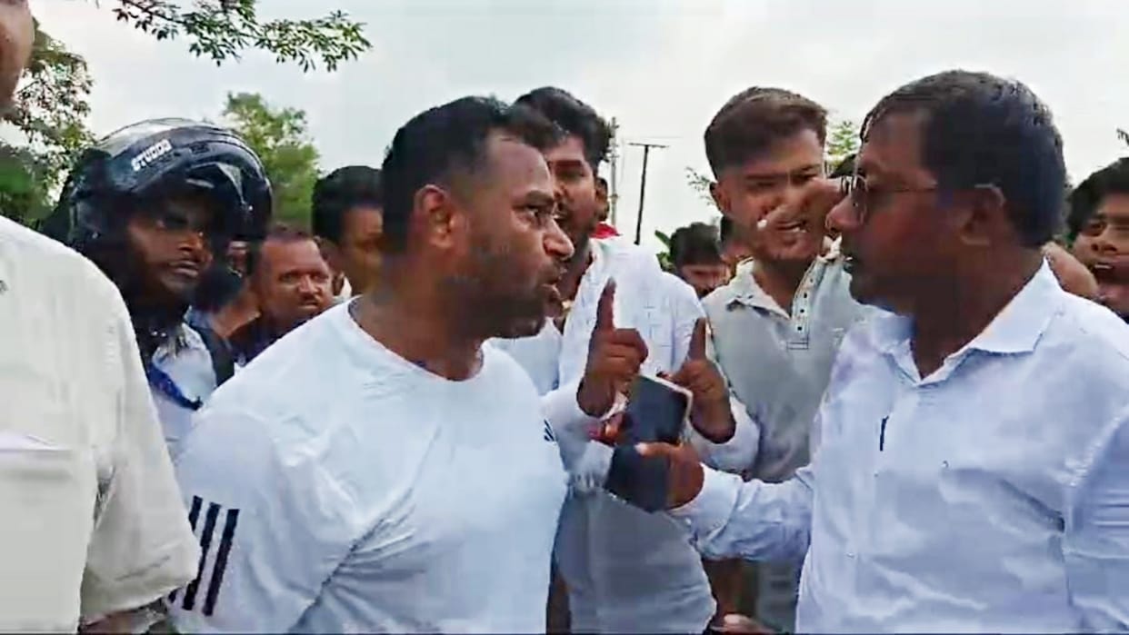 Sitamarhi: employees who came to install prepaid electricity meters had to face opposition from consumers