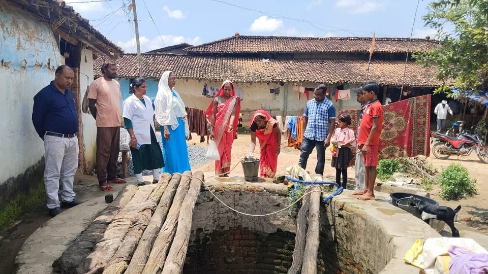 12 people of village suffering from vomiting and diarrhea admitted to district hospital in Balrampur Ramnujgan