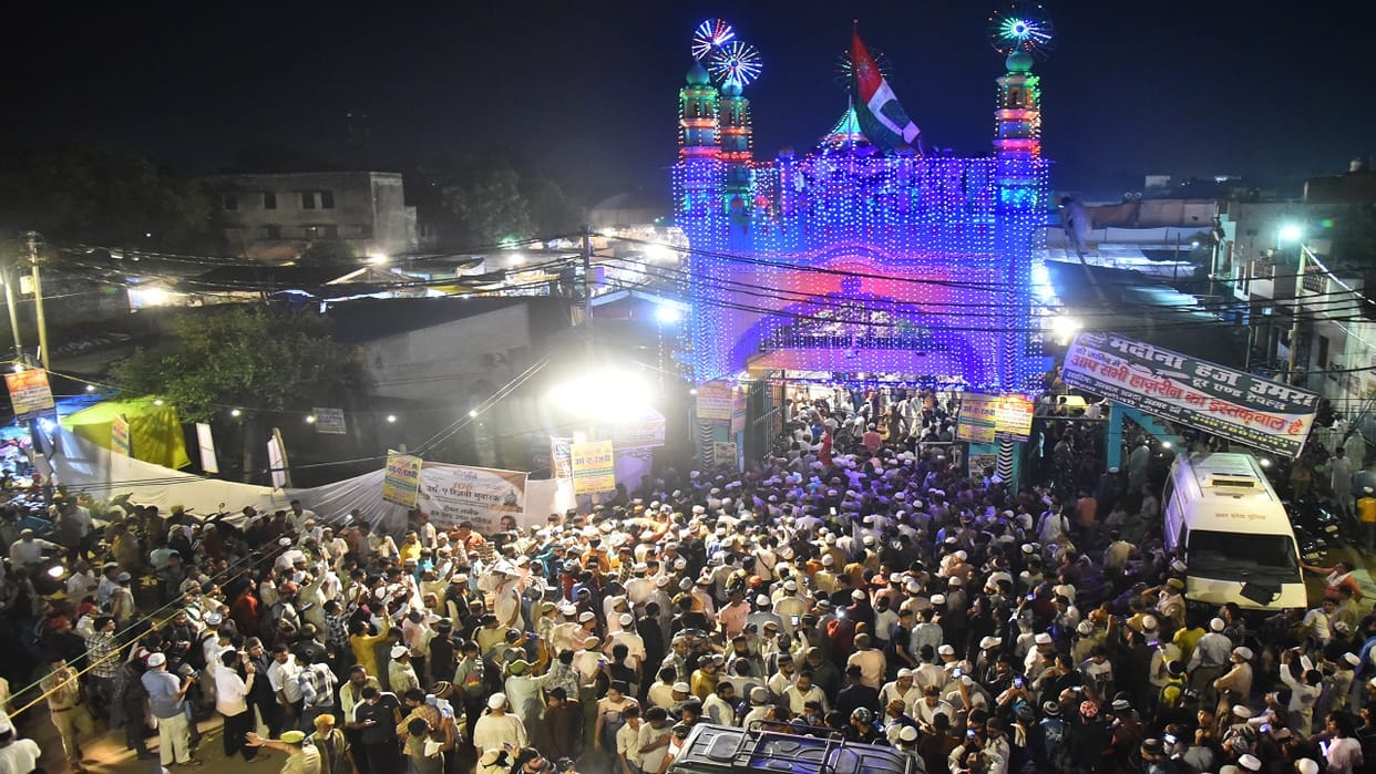 Urs-e-Razvi begins from Parcham Kushai in Bareilly