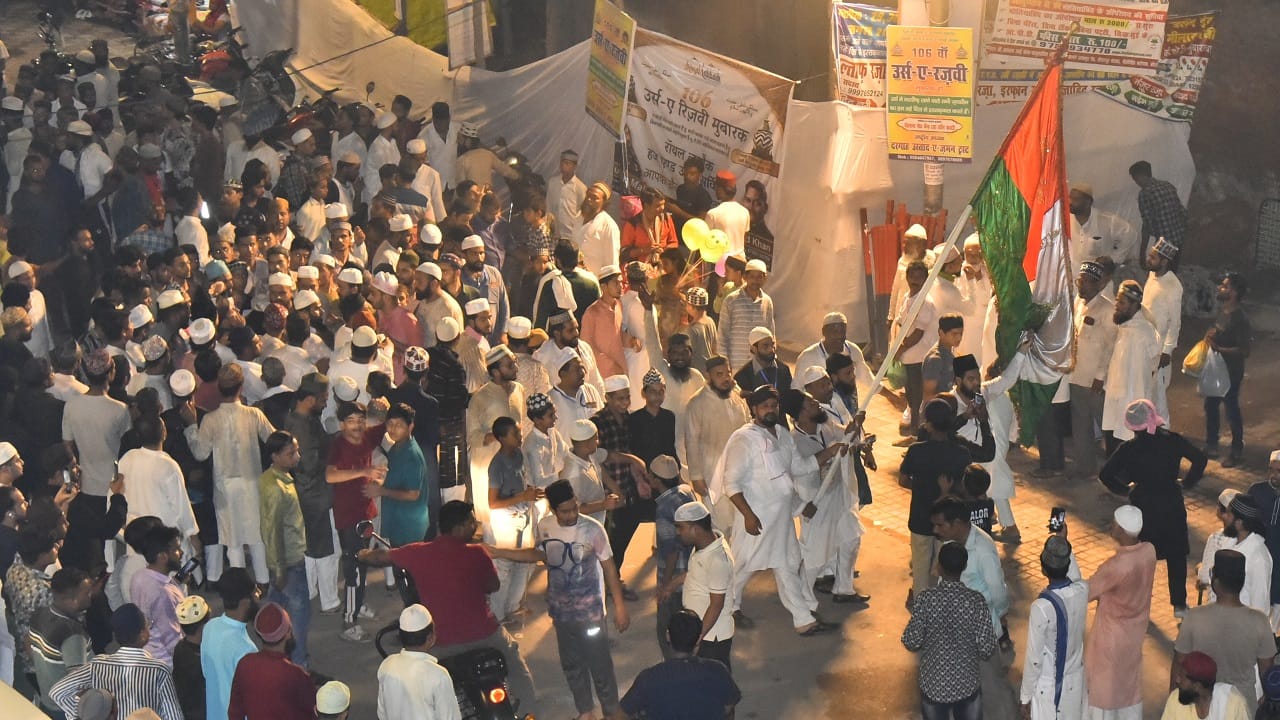 Urs-e-Razvi begins from Parcham Kushai in Bareilly