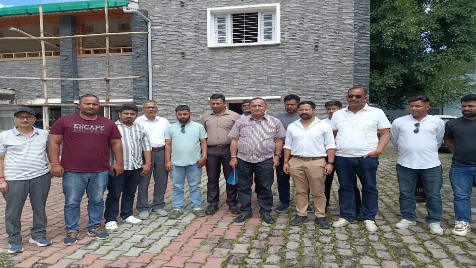 MLA Mayukh Mahar demanded to allot PWD land to the district hospital Pithoragarh