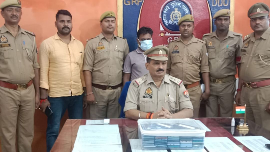 Youth arrested with 60 mobile phones worth Rupees 13 lakh in chandauli police got suspicious