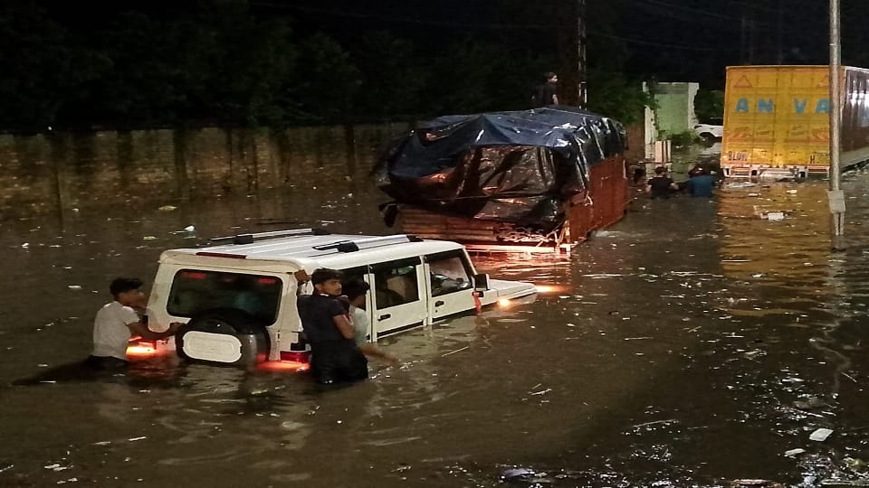 Agra: Agra-Delhi highway jammed due to water logging after heavy rains.