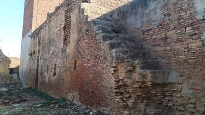 कोताना गांव में जर्जर हवेली की बची दीवार व सीढि़यां