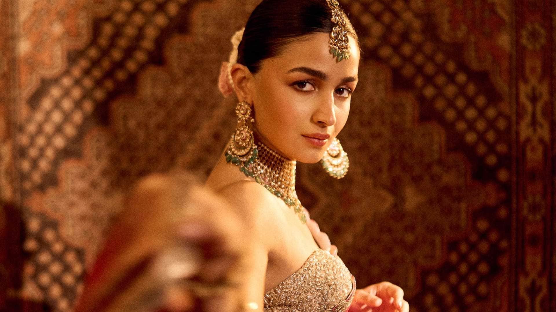 Jigra actress Alia Bhatt scolded the paparazzi and can be heard saying Kya kar rahe ho yeh private space hai