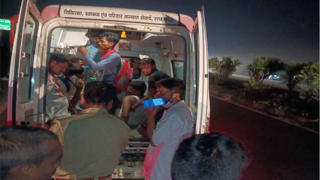 Roadways bus and DCM collided in Basti, 7 passengers in the bus were injured.