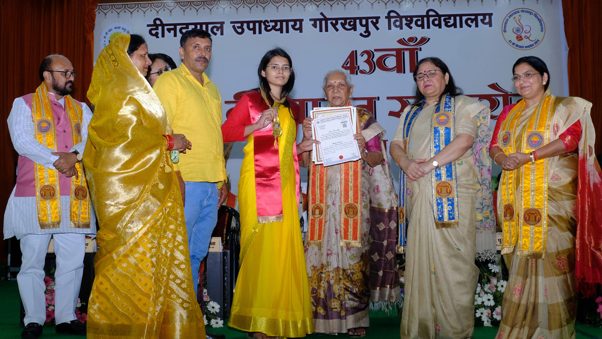 Daughter increased her prestige...Governor called parents on stage In the convocation of DDU