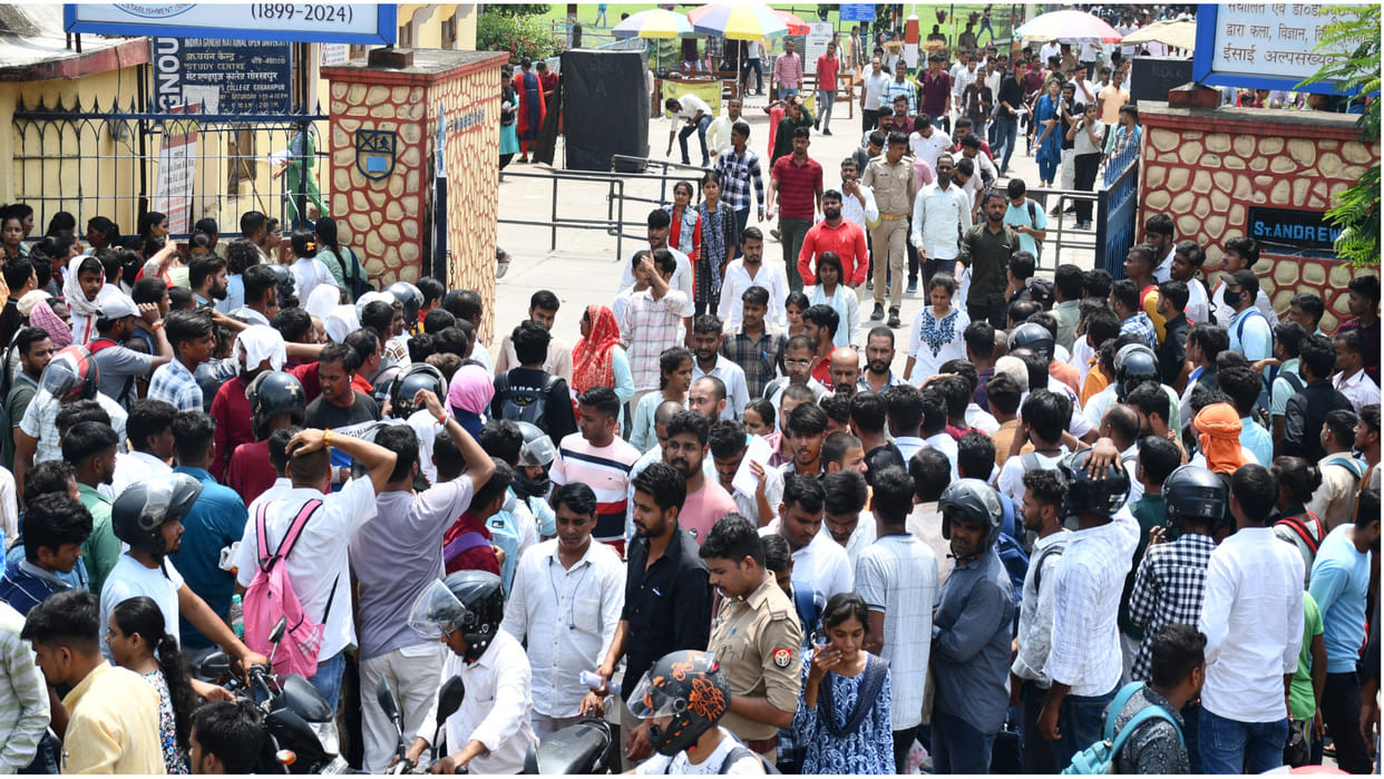 37,803 candidates appeared for constable recruitment examination in Gorakhpur on the 4th day, today is last