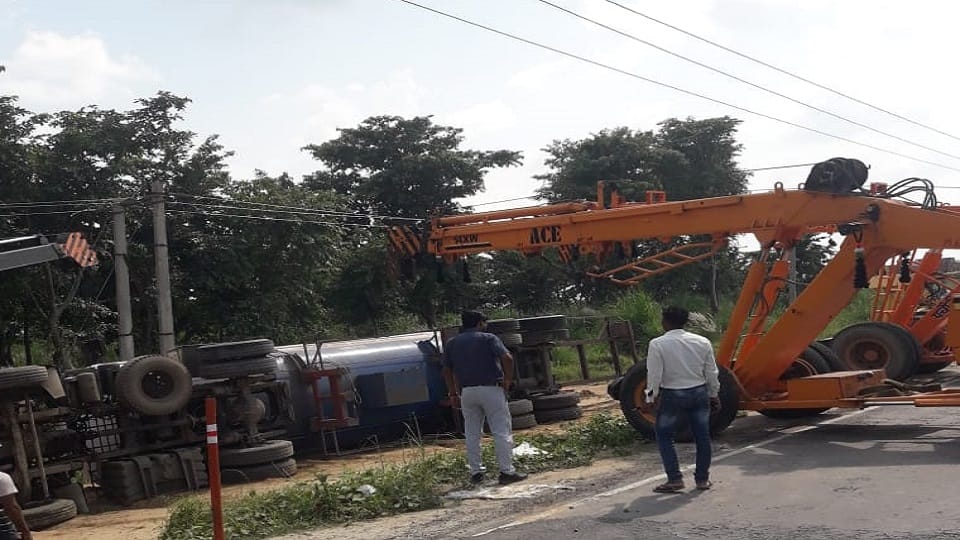 Gas filled capsule overturns on Mathura-Bareilly highway